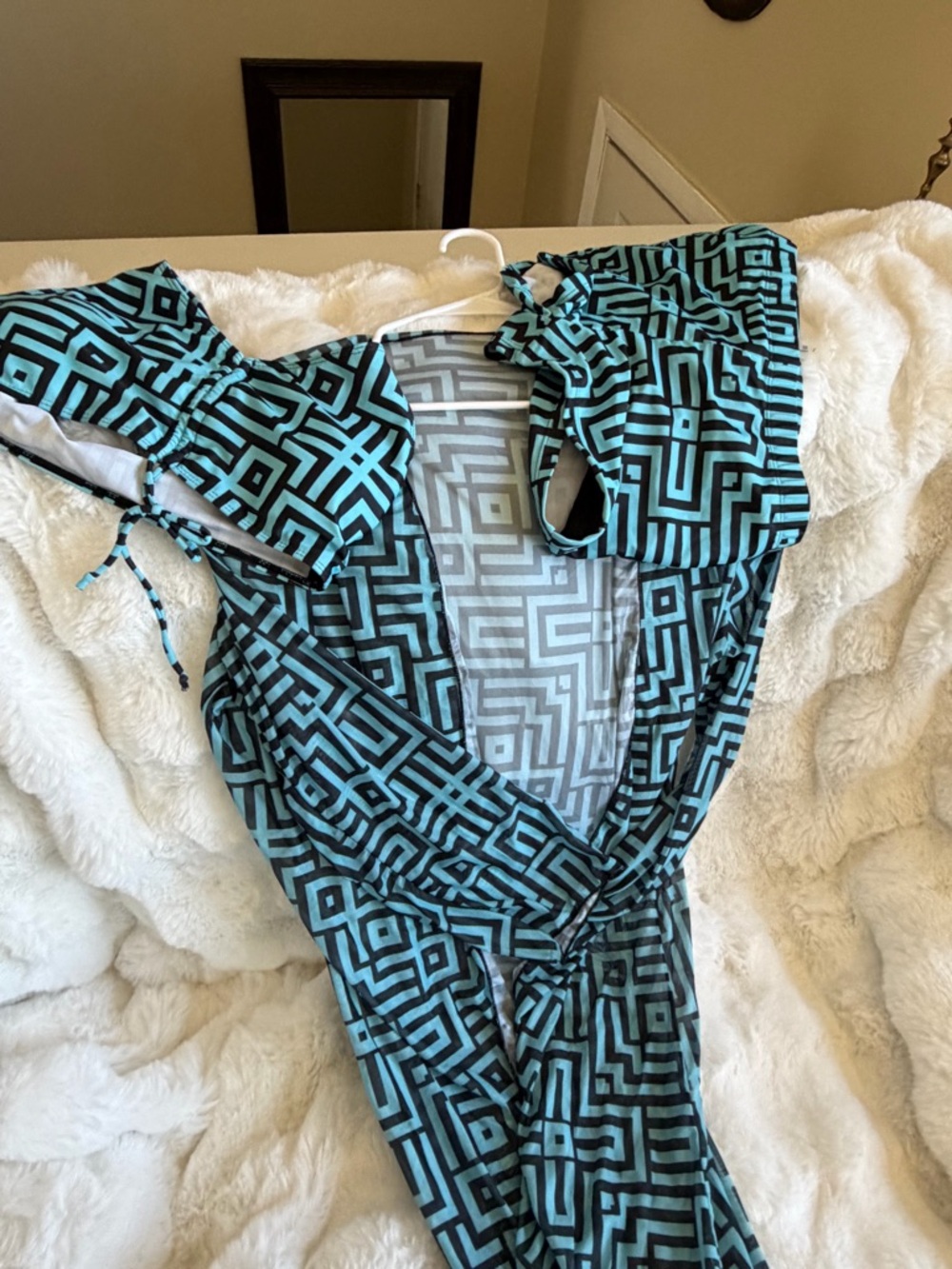 Geometric Aqua and Black 3 Piece Set - Picture 9 of 13